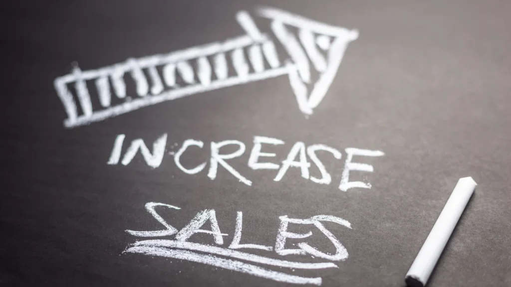 Gráfico que muestra los beneficios de implementar un embudo de ventas en un negocio, incluyendo más clientes, mayor conversión y crecimiento sostenible.